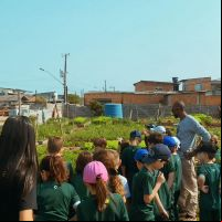 Alunos do Colégio Bom Jesus participam de atividades na Horta Comunitária; veja as imagens  