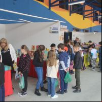 Feira do livro segue até domingo e terá presença de Fernanda Takai