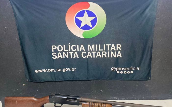 Homem foi preso com pistola e espingarda (Foto: Divulgação/PMSC)