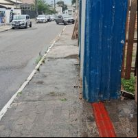 Moradores do São João denunciam construção de muro sobre a calçada 