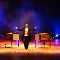 Mágico cubano se apresenta gratuitamente em Balneário Camboriú  
