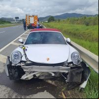 Porsche é destruído ao bater em mureta de proteção