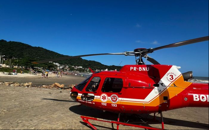 Helicóptero dos bombeiros transportou a menina para o Marieta (Foto: CBMSC)