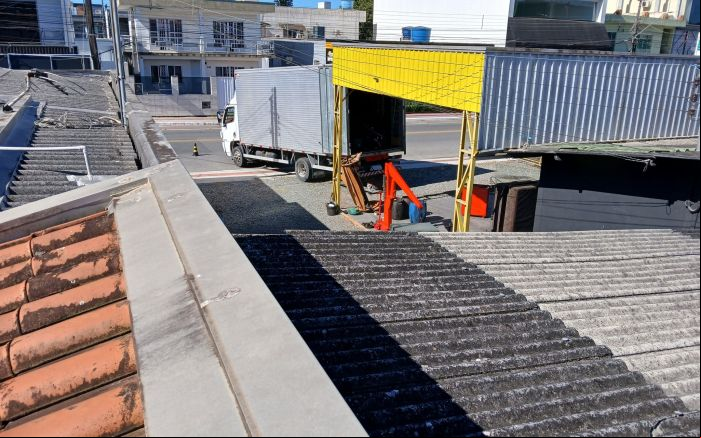 Além de bloquear a calçada, caminhoneiro ainda trancou parte da avenida / Divulgação / Leitor.