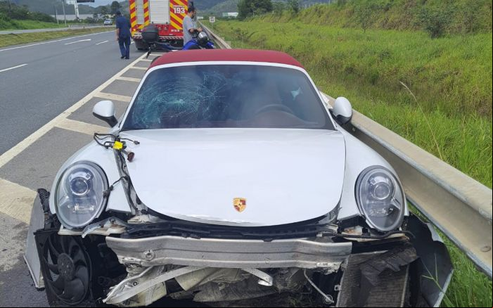 Carro saiu da pista e atingiu estrutura metálica no acostamento (Foto: Divulgação/CBMSC)