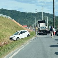 Três acidentes muvucaram a BR 101 e a 470 nesta segunda-feira