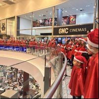 Alunos do Salesiano emocionam com cantata de Natal no Balneário Shopping