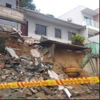 Deslizamento de terra deixa moradores ilhados em casa de Itajaí
