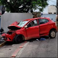 Carro bate em poste e deixa quatro feridos em Porto Belo