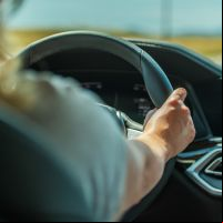 Motorista a mal e bate em dois carros estacionados na Brasil