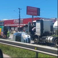 Carro capota em batida com caminhão em Itajaí  