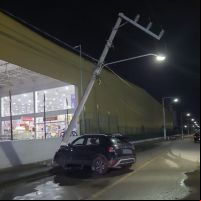 Motorista foge após derrubar poste