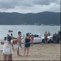 Carro que rebocava jet ski fica preso em Canto Grande; veja o vídeo 