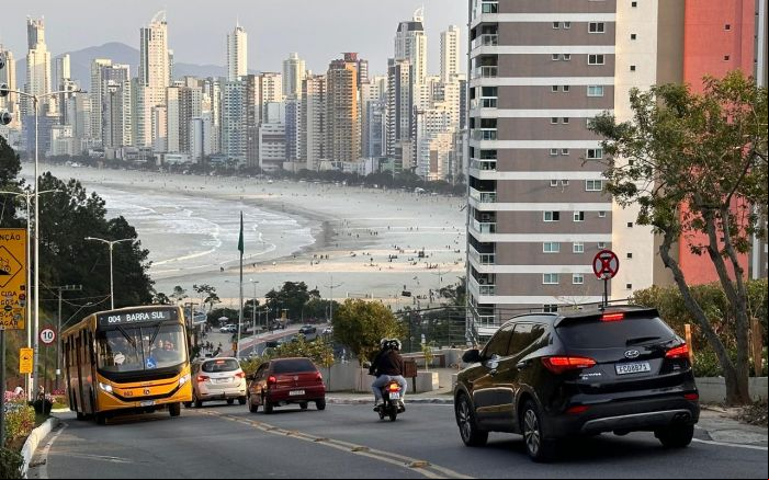 Bloqueio é no sentido praia dos Amores (Foto: da Redação)