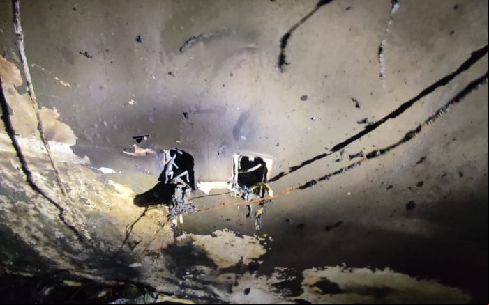 Fogo se concentrou na estante da televisão e aparelhos eletrônicos (Foto: Divulgação/CBMSC)