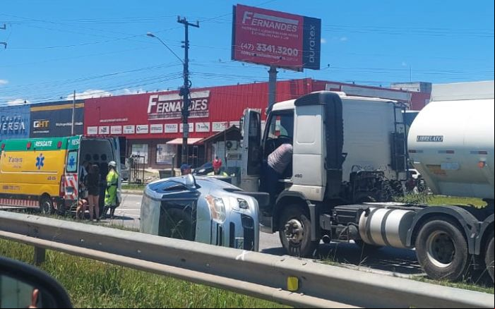 Acidente muvucou a marginal da BR 101 (Foto: Leitor)