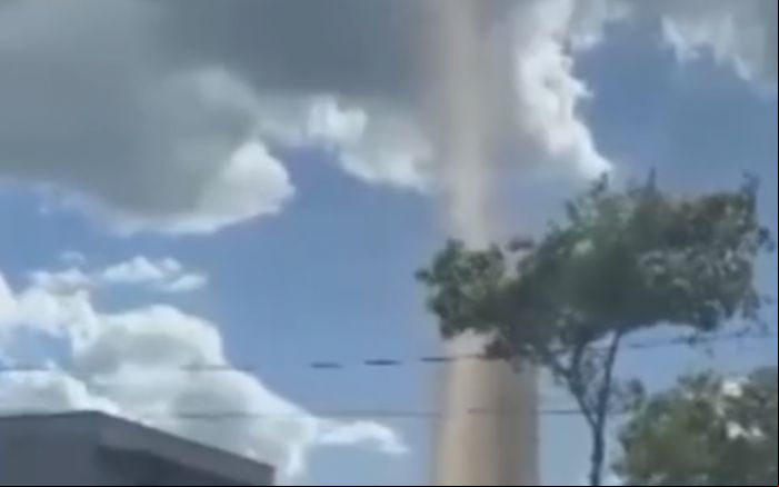 “Dust devil” é comum quando o ambiente atmosférico fica seco (Foto: reprodução/redes sociais)