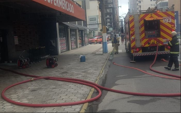 Bombeiros conseguiram salvar parte das mercadorias (Foto: Divulgação CBMSC)