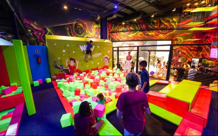 Wow Park inaugura no Balneário Shopping com atrações como piscina de espumas, escalada e cenários inspirados no espaço sideral (Foto: Divulgação)