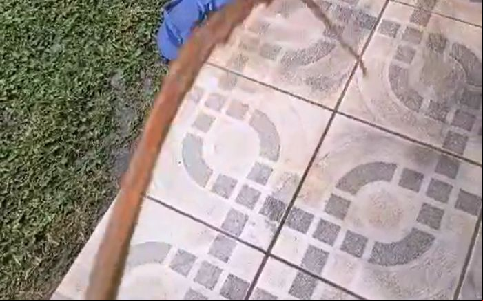 Água barrenta foi queixa de morador do bairro Meia Praia (Foto: Reprodução Leitor)