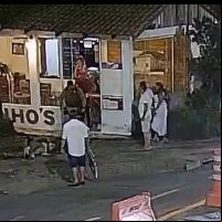PM dá mata-leão em pitbull pra salvar doguinha 