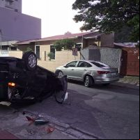 Motorista bêbado capota Peugeot no centro de Itajaí