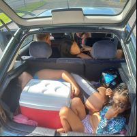 Crianças eram levadas no porta-malas em viagem pra praia 