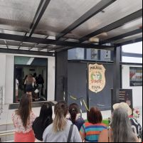 Motoristas sofrem no sol ao esperar atendimento no Detran de Itajaí