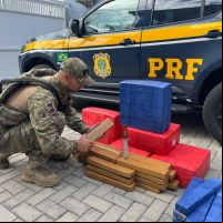 Carro colado no chão dedura mais de 130 kg de maconha em porta-malas