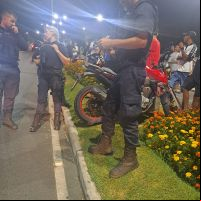 Motociclista acelera contra multidão em BC