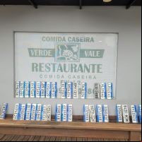 Dono de restaurante junta placas perdidas por motoristas na enxurrada 