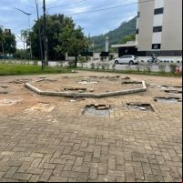 Buraqueira na praça da Beira Rio foi causada por árvore de Natal gigante 