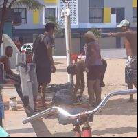 Moradores de rua “instalados” na orla brigam e causam tumulto na praia   
