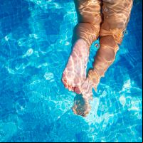 Criança de um ano se afoga em piscina   