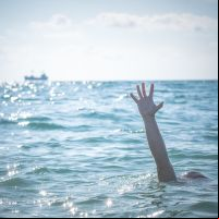 Criança de 12 anos é salva de afogamento na Meia Praia