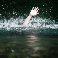 Jovem é resgatado após ficar quatro minutos submerso no rio Itajaí-mirim 