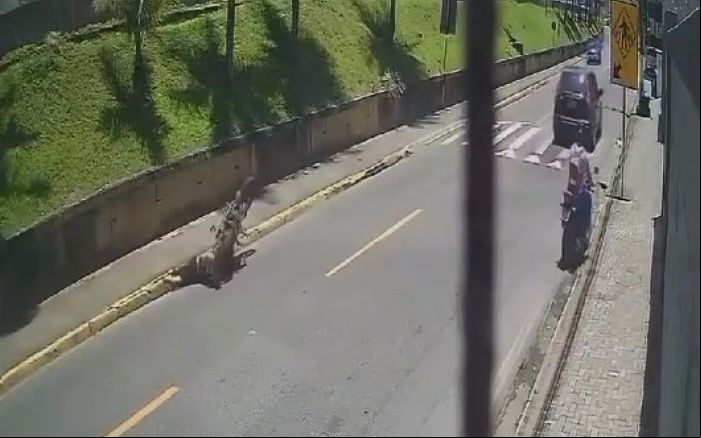 Motociclista bateu com a cabeça no meio-fio (Foto: Reprodução)