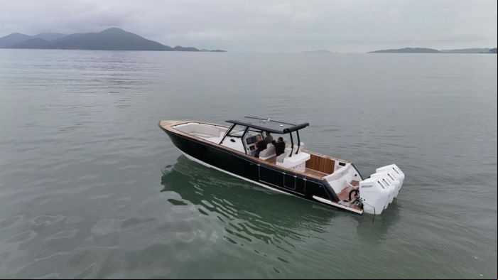 Embarcação de quatro motores é fabricada em estaleiro catarinense (Foto: Divulgação/Armatti & Fishing)