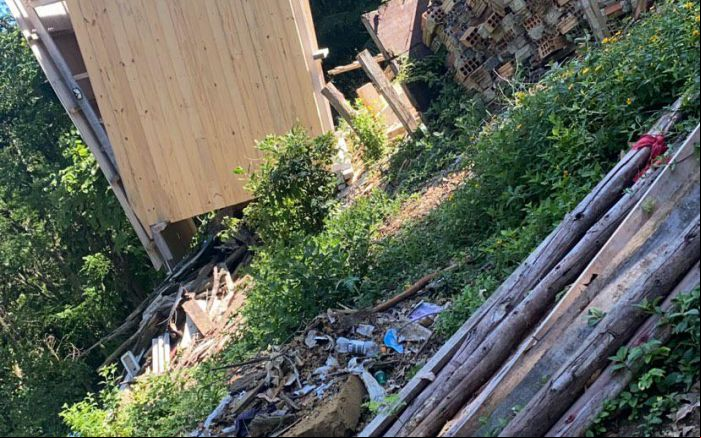 Uma das casas derrubada seria de um homem com crianças (Foto: Leitor)