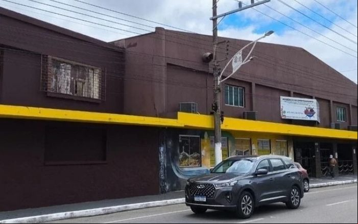 Prédio de antiga sociedade foi doado pro município, mas segue ocupado por um particular (Foto: Divulgação)