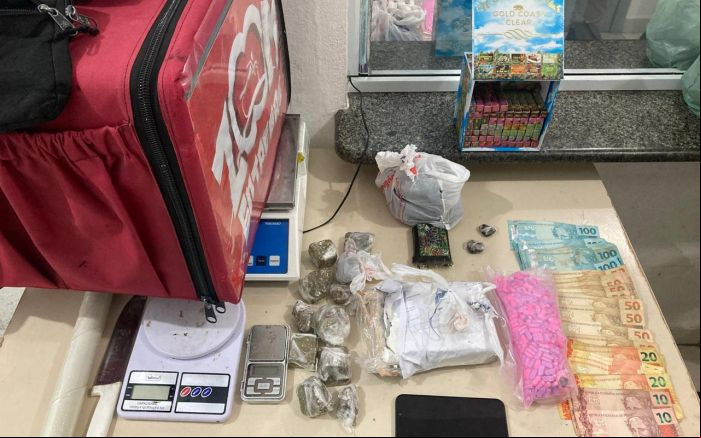 PM encontrou maconha, cocaína, ecstasy, haxixe e refis de cigarro eletrônico (Foto: Divulgação/PMSC)