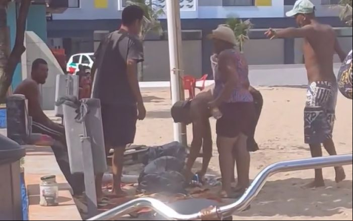Comerciantes temem que role até esfaqueamento na praia (Foto: reprodução/redes sociais)