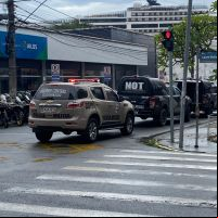Cruzamento no centro de Itajaí é bloqueado para consulta médica de bandidão 