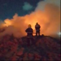 Incêndio gigante destrói terreno com entulhos no Cordeiros