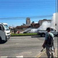 Carro pega fogo perto do quartel dos bombeiros  