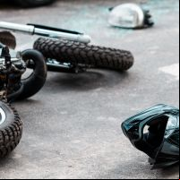 Motociclista é arremessado de moto em Penha