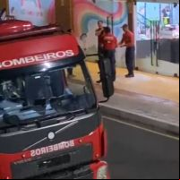 Bombeiros deixam viatura aberta para participar de festa infantil em Balneário Camboriú