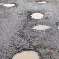 Circulação de caminhões deixa rua intransitável