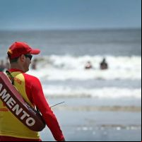 Turista argentina cai de paraquedas no mar em Porto Belo