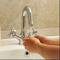 Calor dispara consumo e Águas de Camboriú faz alerta: “Use água com consciência”